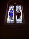 Szűz Máriát és Jézust ábrázoló színes ablak